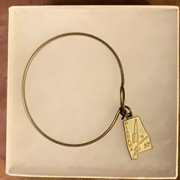 Older Alabama Map Charm Gold-Tone & White Enamel On Gold-Tone Bracelet - Picture 2 of 8